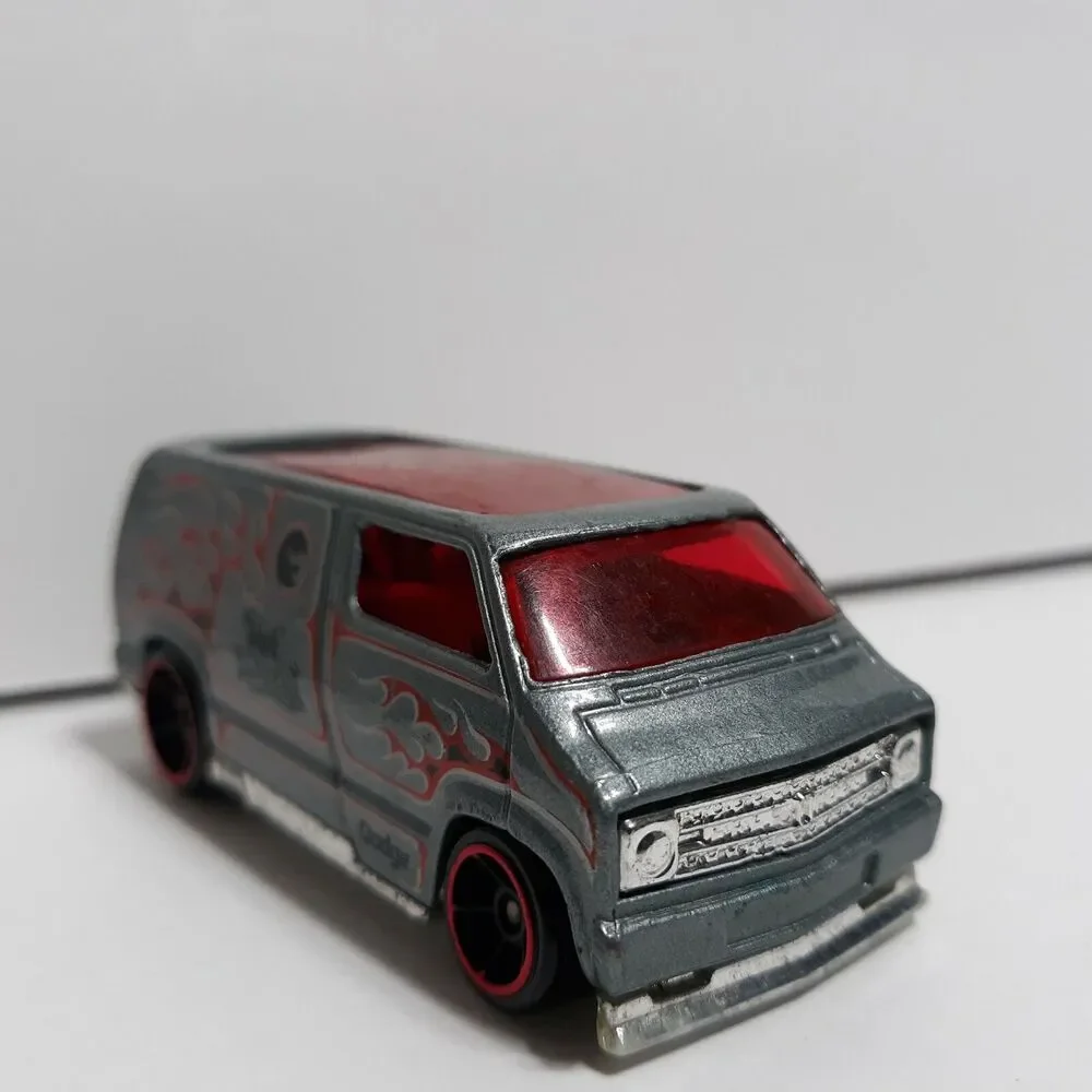HOT WHEELS CUSTOM '77 DODGE VAN Mattel Die-Cast 2007 Silver with red flames
